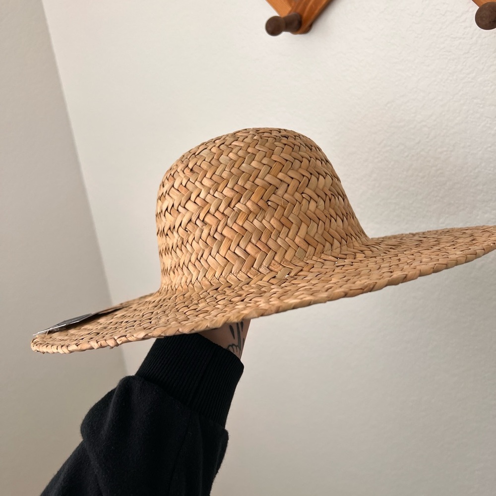 NWT universal thread round adjustable straw hat - Picture 3 of 6